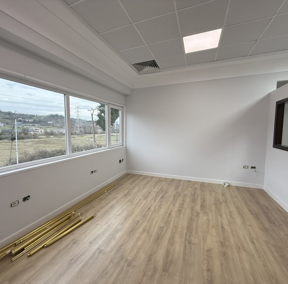 Tirane, jepet me qera kapanon+ truall , 2.500 m² (Kombinat)
