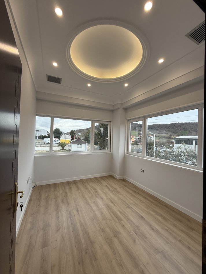 Tirane, jepet me qera kapanon+ truall , 2.500 m² (Kombinat)