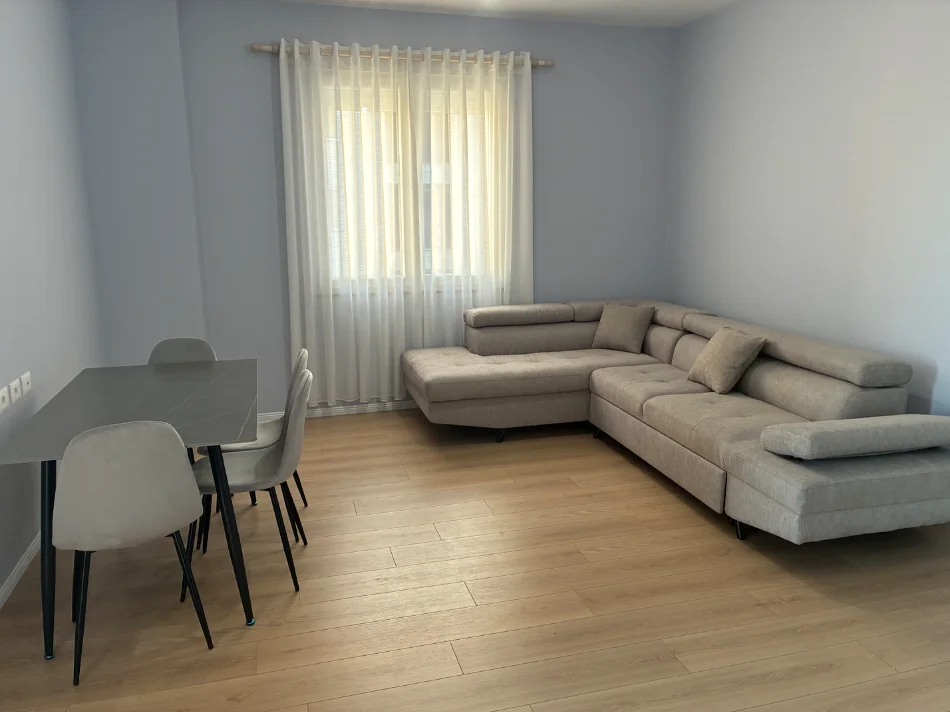 Tirane, jepet me qera apartament 2+1+Ballkon Kati 4, 91 m² 400 € (Rruga Berisha, Kamez)