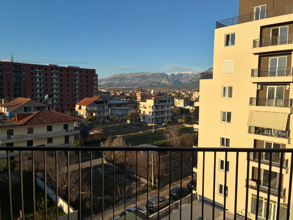 Tirane, jepet me qera apartament 2+1+Ballkon Kati 4, 91 m² 400 € (Rruga Berisha, Kamez)