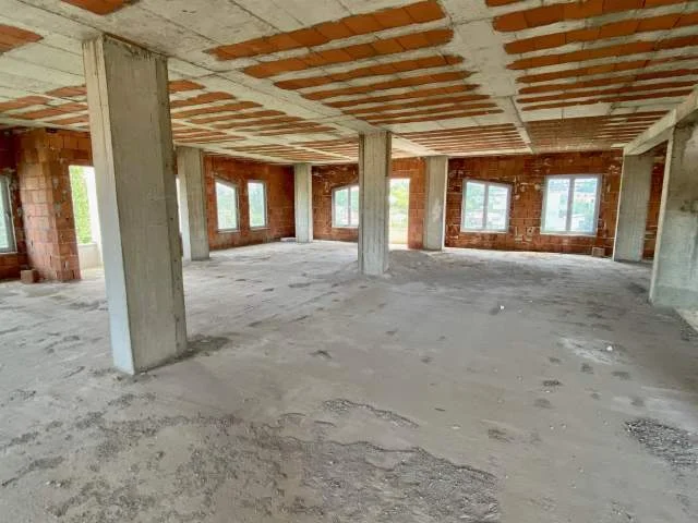 Tirane, jap me qera ambjent biznesi Kati 5, 4.300 m² 6000 Euro (Kinostudio)