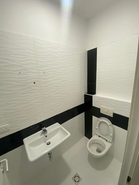 Tirane, jepet me qera zyre Kati 1, 45 m² 650 € (Kompleksi Delijorgji)