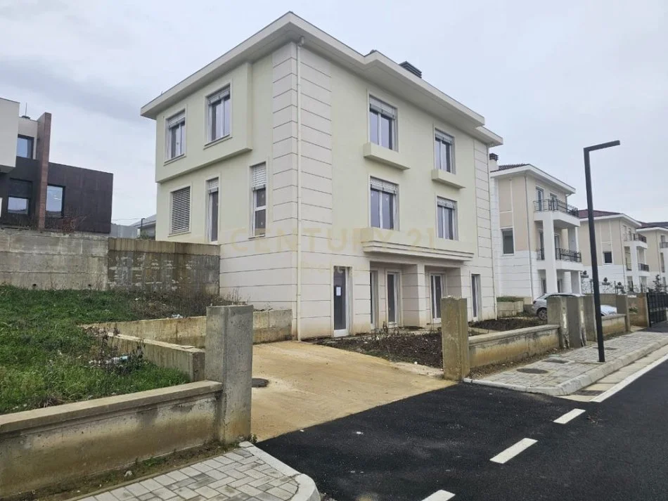 Tirane, shes Vile 4+1+Ballkon Kati 1, 541 m² 1.400.000 € (Teg)