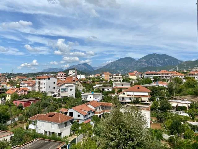 Tirane, jap me qera ambjent biznesi Kati 5, 4.300 m² 6000 Euro (Kinostudio)
