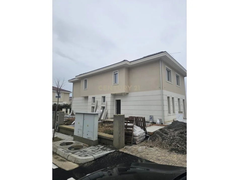 Tirane, shes Vile 4+1+Ballkon Kati 1, 541 m² 1.400.000 € (Teg)