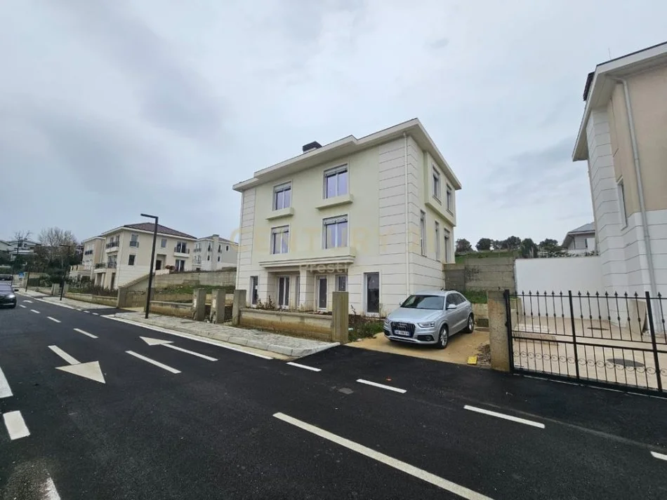 Tirane, shes Vile 4+1+Ballkon Kati 1, 541 m² 1.400.000 € (Teg)