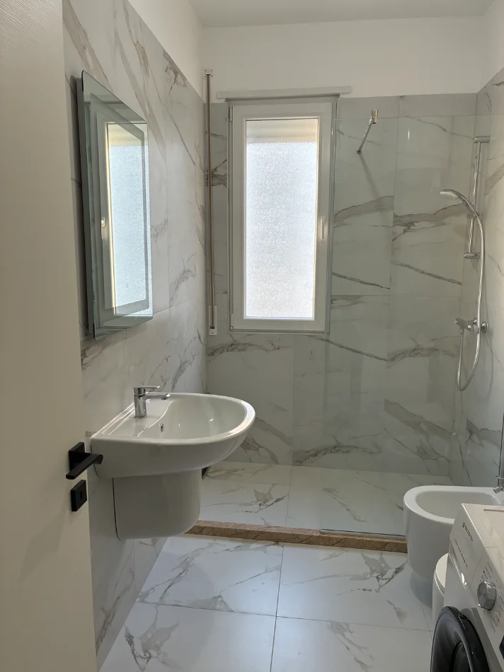 Tirane, jepet me qera apartament 2+1+Ballkon Kati 4, 91 m² 400 € (Rruga Berisha, Kamez)