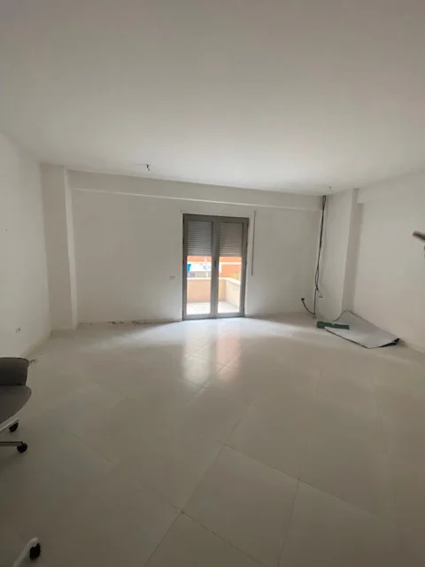 Tirane, jepet me qera zyre Kati 1, 45 m² 650 € (Kompleksi Delijorgji)