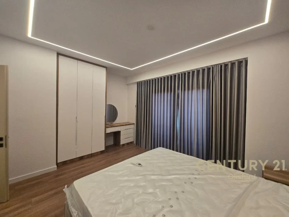Tirane, jepet me qera apartament 2+1+Aneks+Ballkon Kati 4, 145 m² 1.000 € 