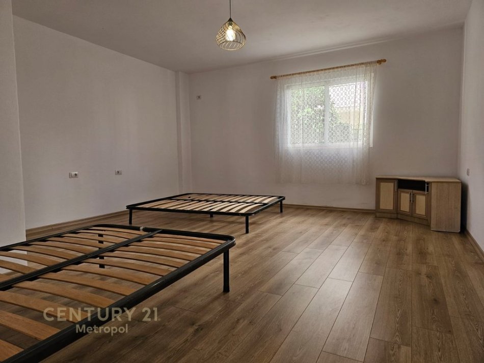 Tirane, jepet me qera Vile 2+1 Kati 2, 132 m² 550 € (Vilat Gjermane)