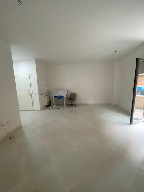 Tirane, jepet me qera zyre Kati 1, 45 m² 650 € (Kompleksi Delijorgji)