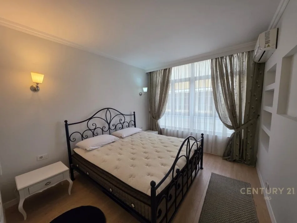 Tirane, jepet me qera apartament 3+1+Aneks+Ballkon Kati 2, 113 m² 900 € (Eleonora)