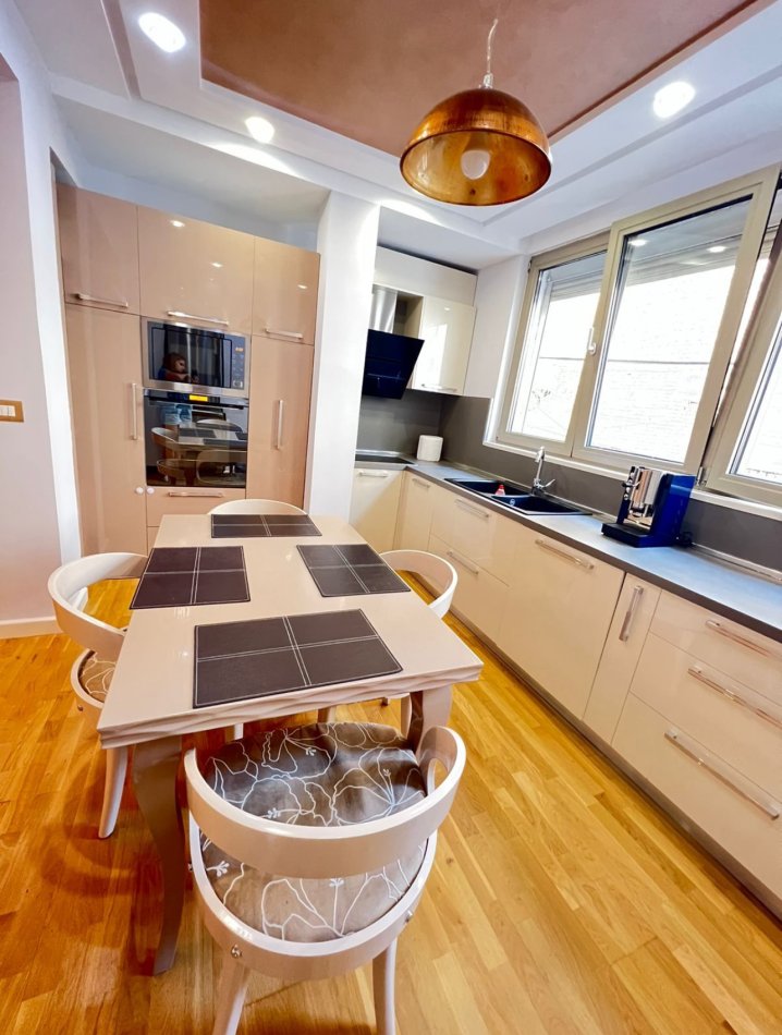 Tirane, jepet me qera apartament 2+1+Aneks Kati 1, 96 m² 1.200 € (Rr Bardhok Biba)