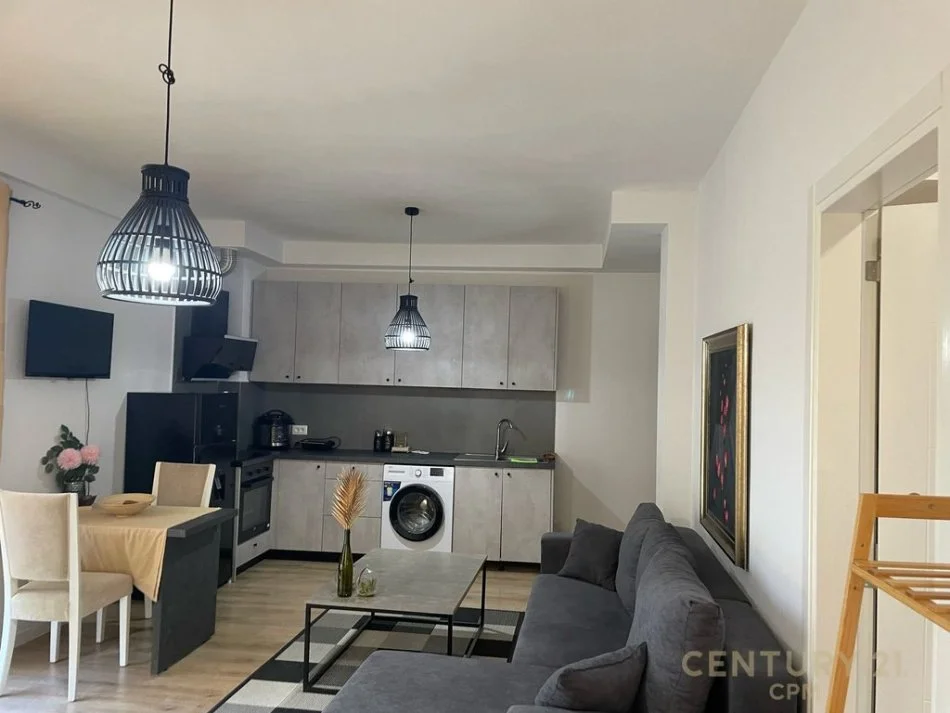Tirane, jepet me qera garsonier 1+1 Kati 2, 40 m² 380 € (Prane Kodres Diellit)