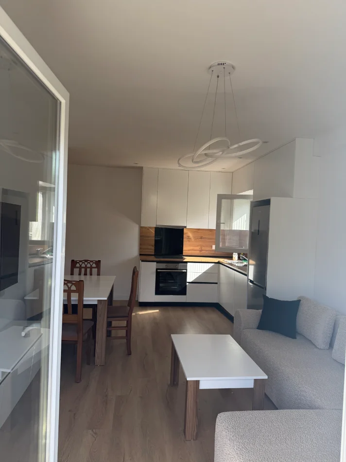 Tirane, jepet me qera apartament 1+1 , 70 m² 
