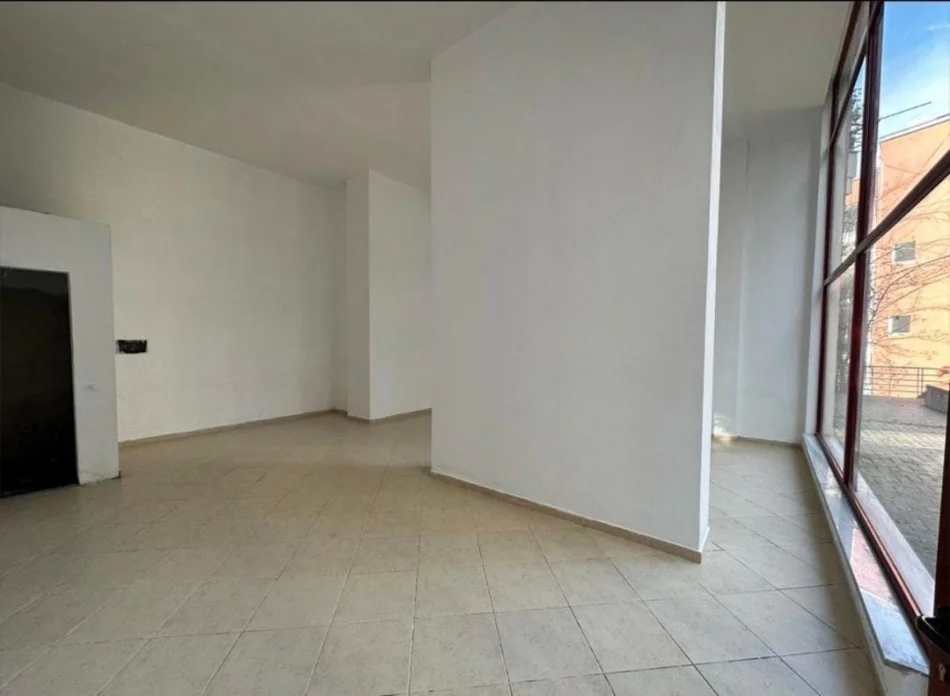 Tirane, jepet me qera ambjent biznesi Kati 0, 60 m² 750 € (Tregu Elektrik)