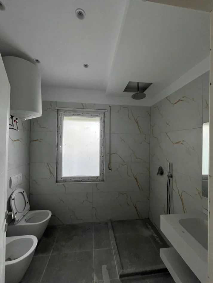 Tirane, jepet me qera apartament 1+1 Kati 4, 80 m² 500 € (Fresku)