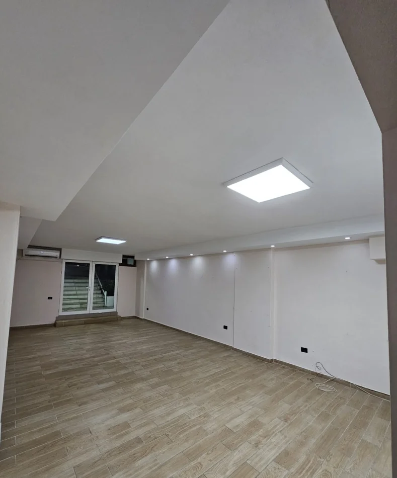 Tirane, jepet me qera ambjentbiznesi Kati 1, 62 m² 600 € (Ish Ekspozita)