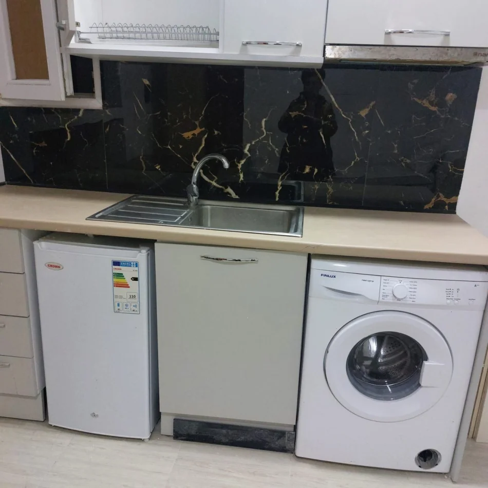 Tirane, jepet me qera apartament 1+1 Kati 1, 30 m² 250 € (Rruga Arben Broci)