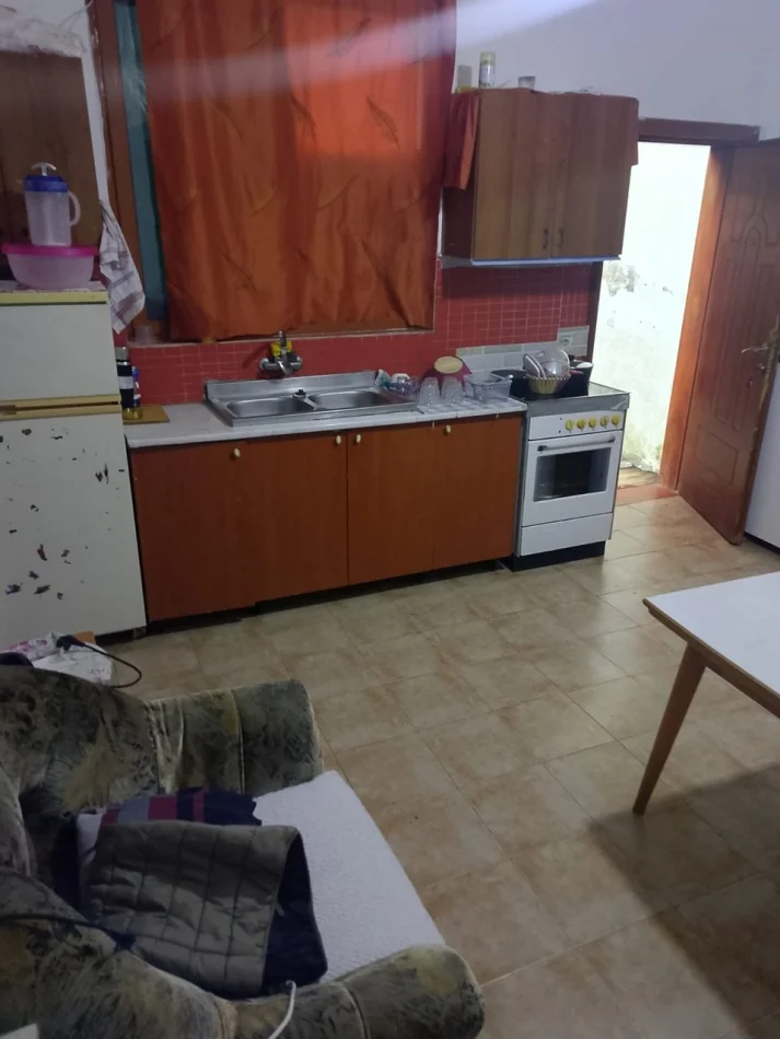 Tirane, jepet me qera apartament 1+1 Kati 1, 40 m² 200 € (Rruga 5 Maji)