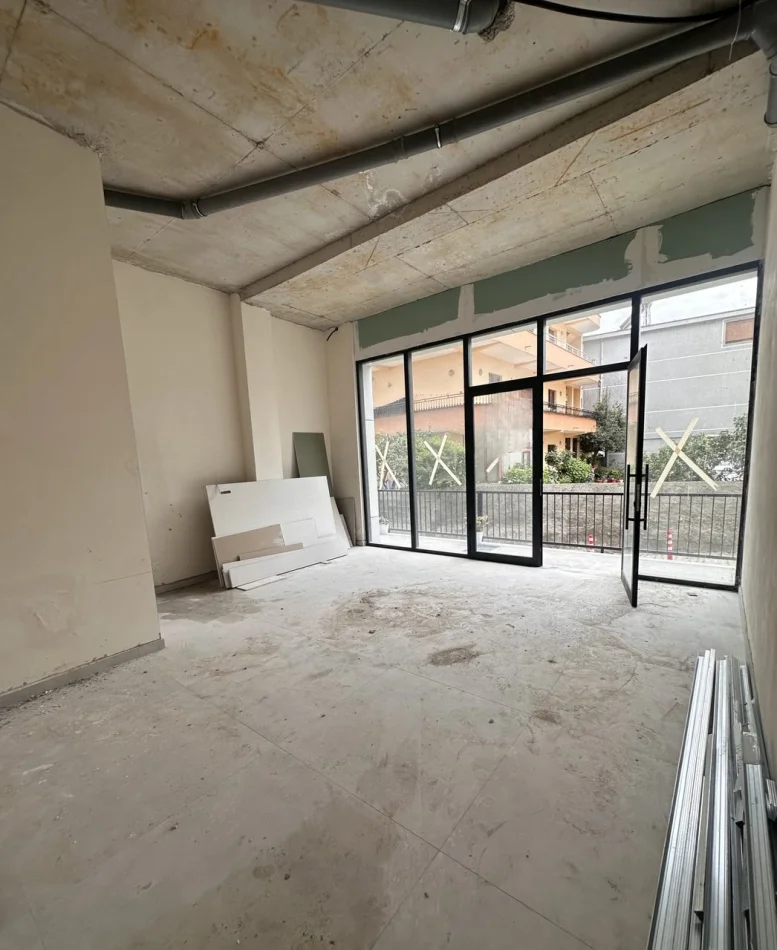 Tirane, jepet me qera ambjent biznesi Kati 1, 35 m² 600 € (Paskuqan)