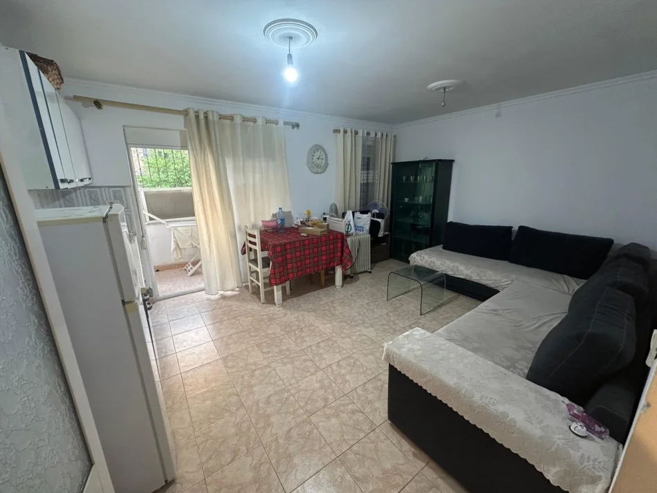 Tirane, jepet me qera apartament 1+1 Kati 1, 65 m² 380 € (Rruga Ferit Xhajko)
