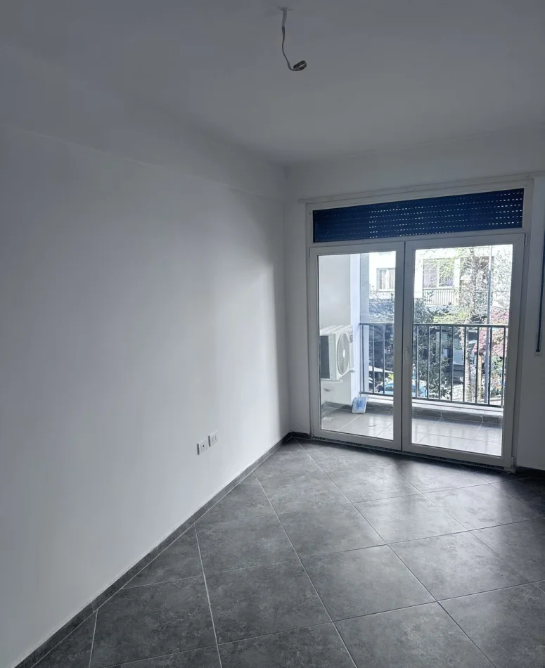 Tirane, jepet me qera ambjent biznesi Kati 1, 75 m² 500 € (Rruga 5 Maji)