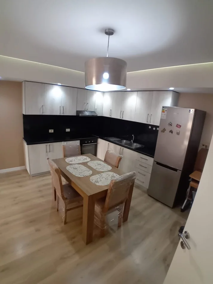 Tirane, jepet me qera apartament 1+1 Kati 2, 70 m² 700 € (Rruga Myslym Shyri)
