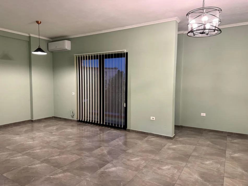 Tirane, jepet me qera ambjent biznesi Kati 2, 70 m² 500 € (Farmacia 10)