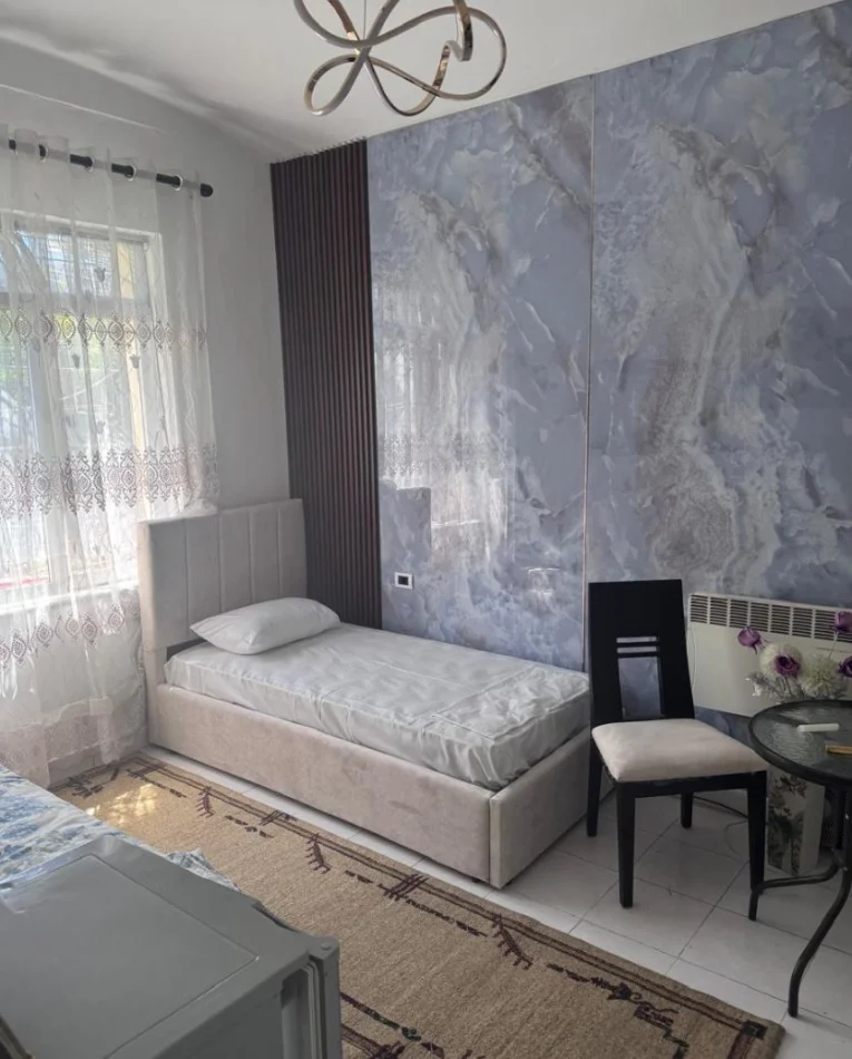 Tirane, jepet me qera apartament 1+1 Kati 1, 24 m² 400 € (Blloku)