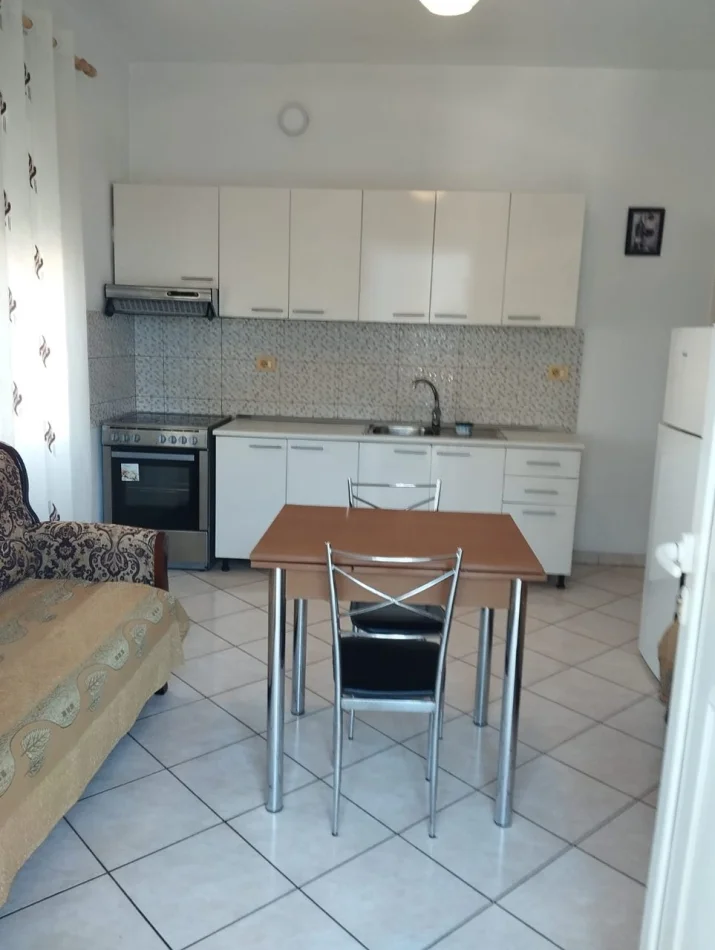 Tirane, jepet me qera apartament 1+1 Kati 2, 50 m² 350 € (Laprake)