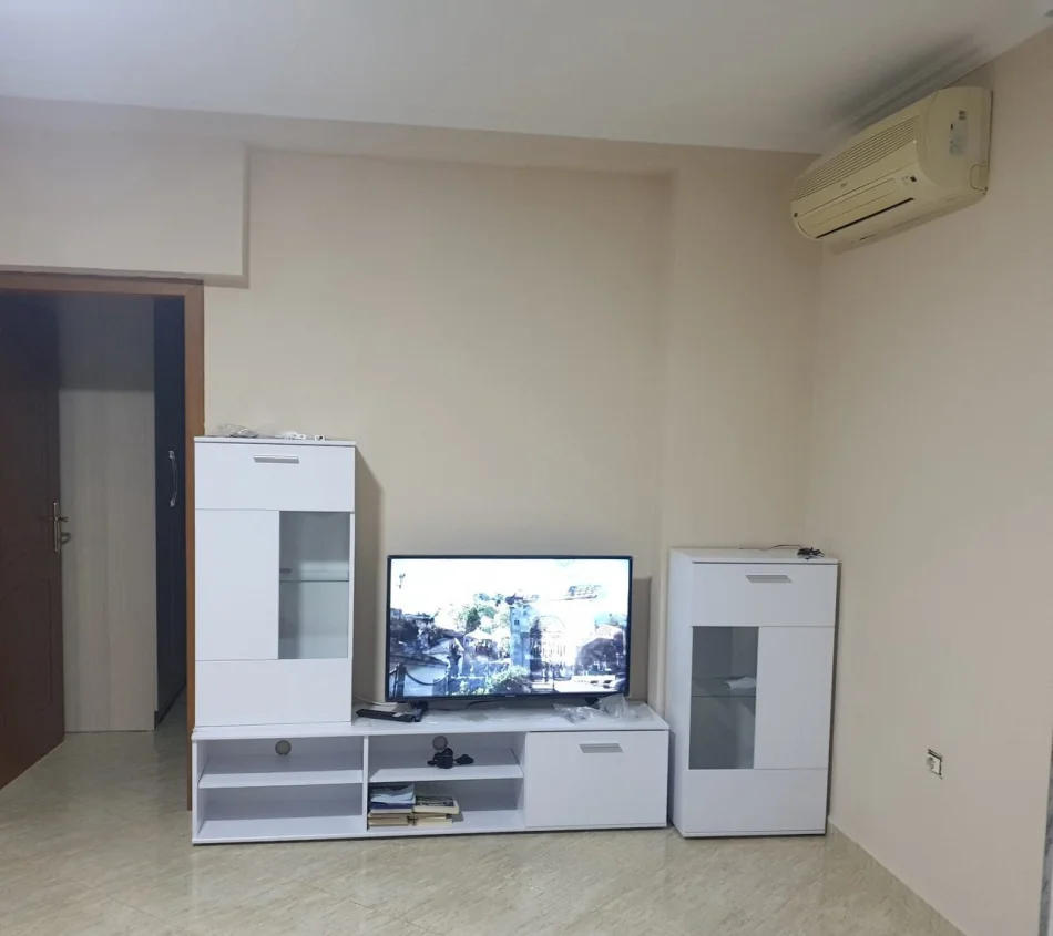 Tirane, jepet me qera apartament 1+1 Kati 5, 85 m² 420 € (Rruga Kongresi I Manastirit)