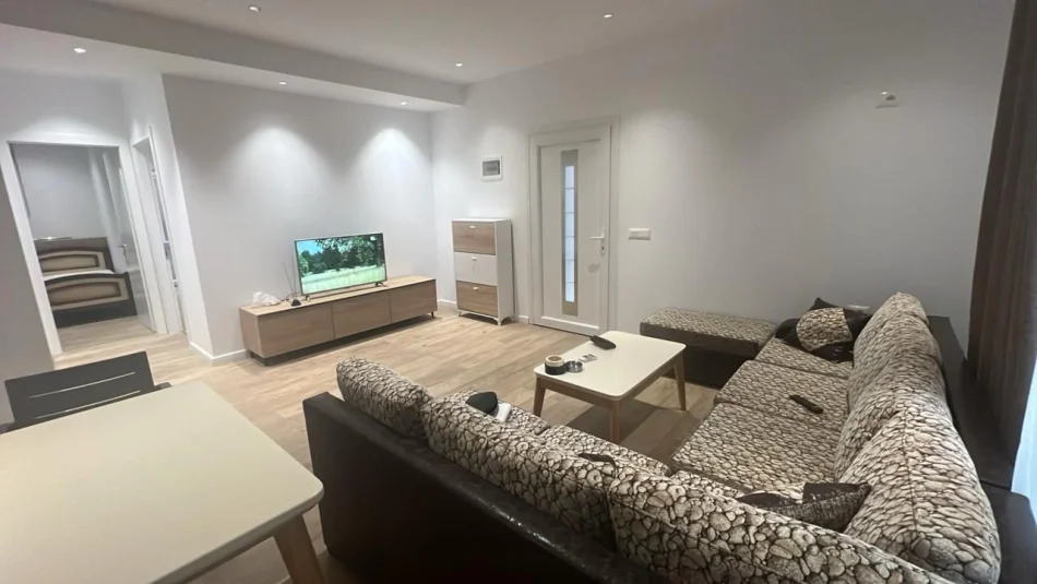Tirane, jepet me qera apartament 2+1 Kati 1, 100 m² 550 € (Rruga 5 Maji)