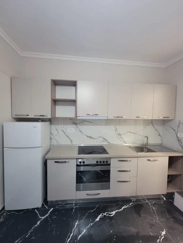 Tirane, jepet me qera apartament 1+1 Kati 2, 40 m² 330 € (Rruga Bedri Karapici Selit)