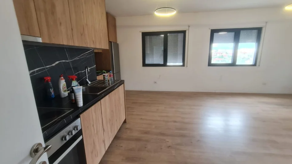 Tirane, jepet me qera apartament 2+1 Kati 4, 102 m² 550 € (Ali Demi)