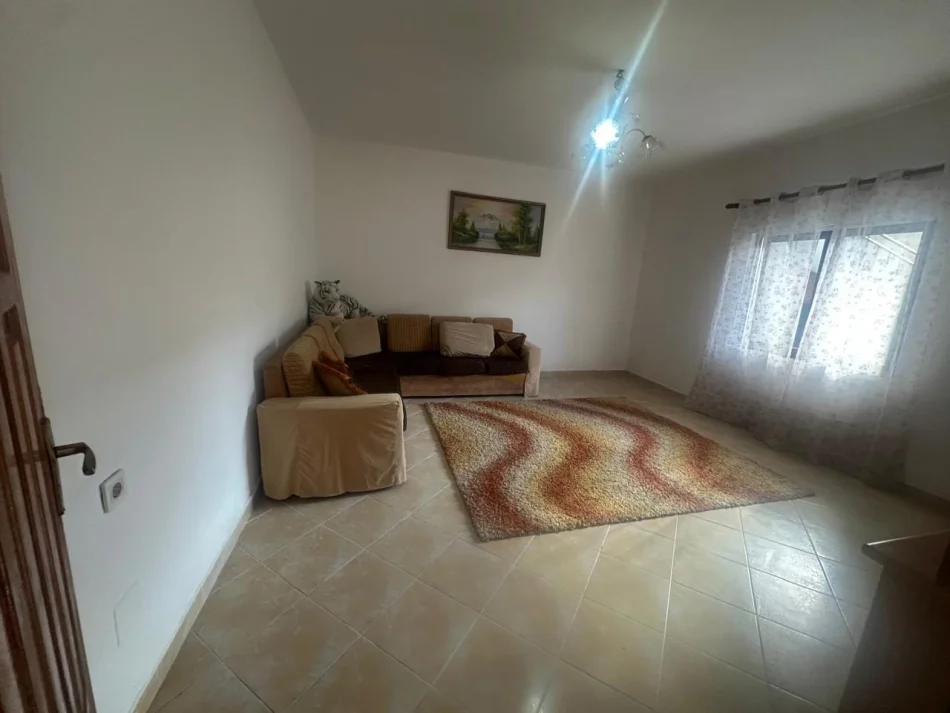Tirane, jepet me qera apartament 2+1 Kati 1, 90 m² 400 € (Rruga Njazi Meka)
