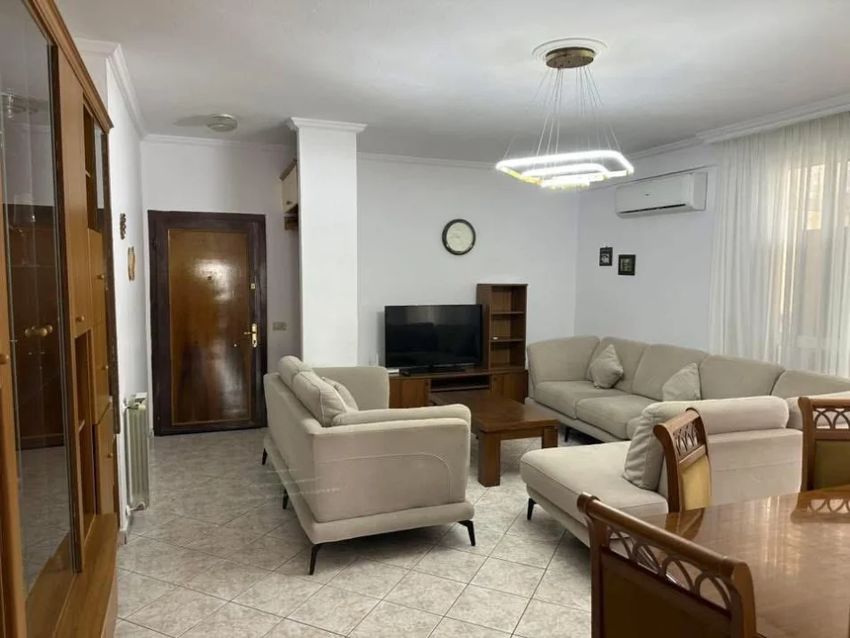 Tirane, jepet me qera apartament 3+1 Kati 5, 125 m² 700 € (Selvia)