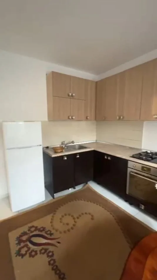 Tirane, jepet me qera apartament 1+1 Kati 1, 50 m² 300 € (Rruga 5 Maji)