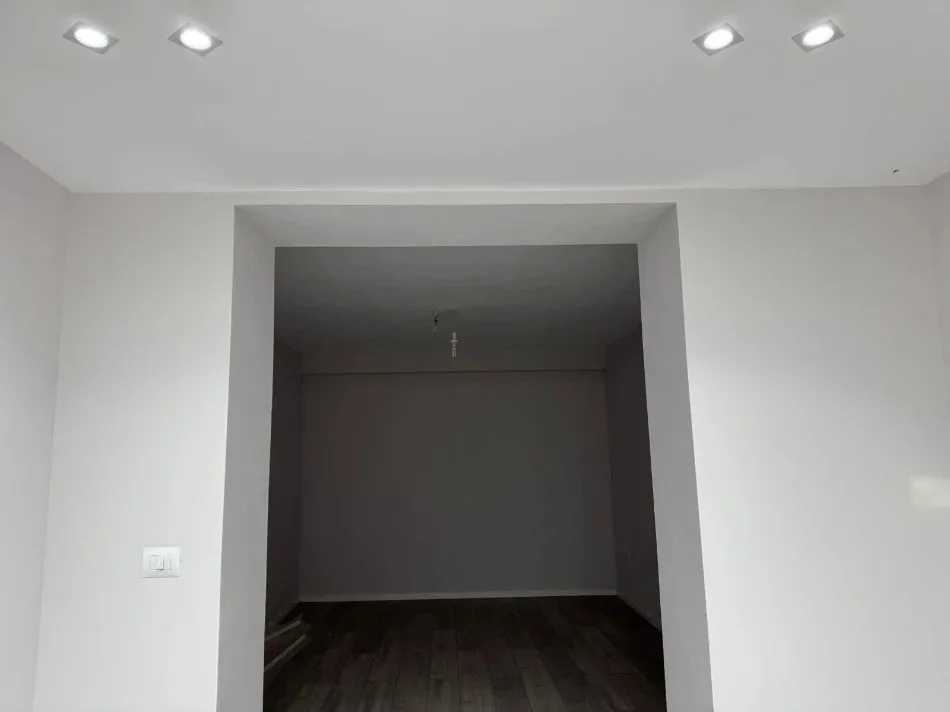 Tirane, jepet me qera ambjent biznesi 73 m² 1500 € (Bulevardi Bajram Curri)