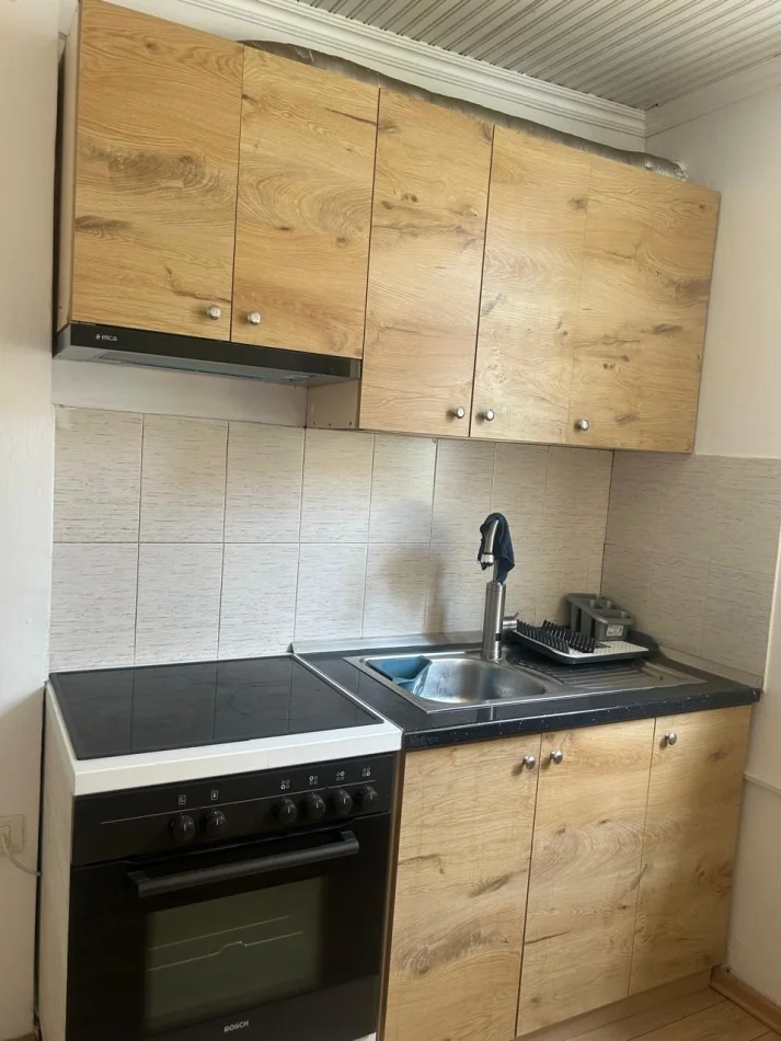 Tirane, jepet me qera apartament 1+1 Kati 1, 50 m² 450 € (Komuna Parisit)