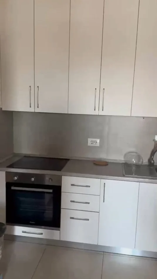 Tirane, jepet me qera apartament 2+1 Kati 4, 100 m² 650 € (Rruga Xhanfize Keko)