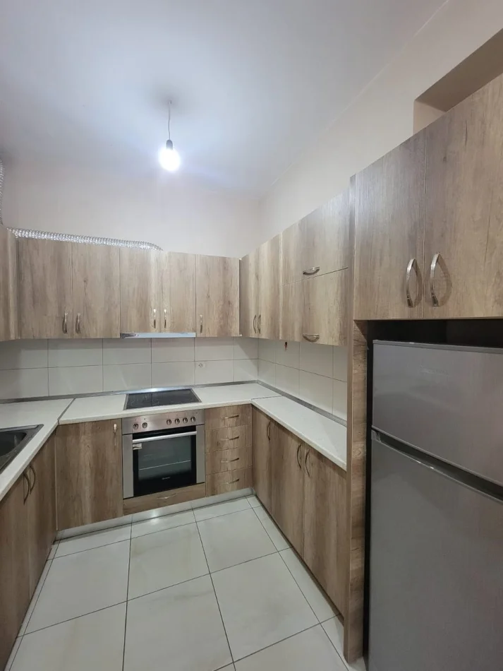 Tirane, jepet me qera apartament 1+1 Kati 7, 70 m² 420 € (Astir)