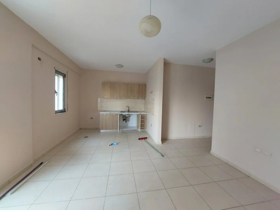 Tirane, jepet me qera apartament 1+1 Kati 2, 60 m² 400 € (Rruga 5 Maji)