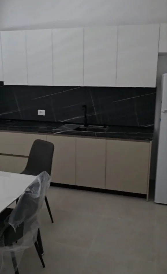 Tirane, jepet me qera apartament 1+1 Kati 2, 65 m² 500 € (Rruga 5 Maji)
