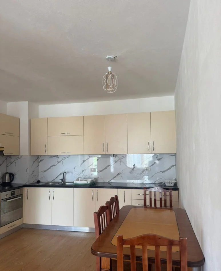 Tirane, jepet me qera apartament 3+1 Kati 1, 133 m² 500 € (Rruga 5 Maji)
