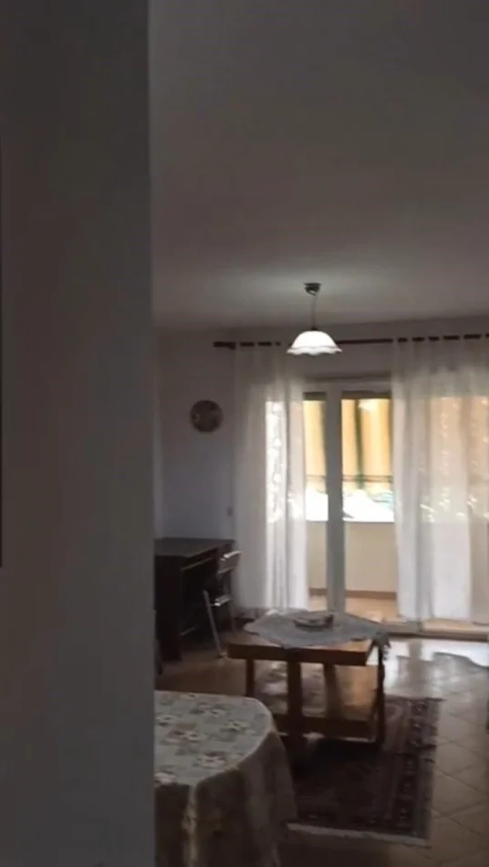 Tirane, jepet me qera apartament 1+1 Kati 3, 54 m² 350 € (Selvia)