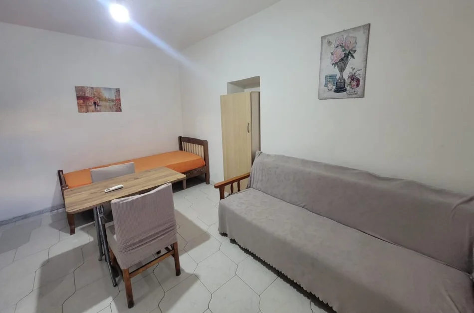 Tirane, jepet me qera apartament 1+1 Kati 1, 40 m² 280 € (Shkolla 9-vjeçare \”Xhezmi Delli\”)