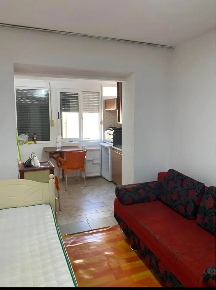 Tirane, jepet me qera apartament 1+1 Kati 3, 50 m² 320 € (Avni Rustemi Square)