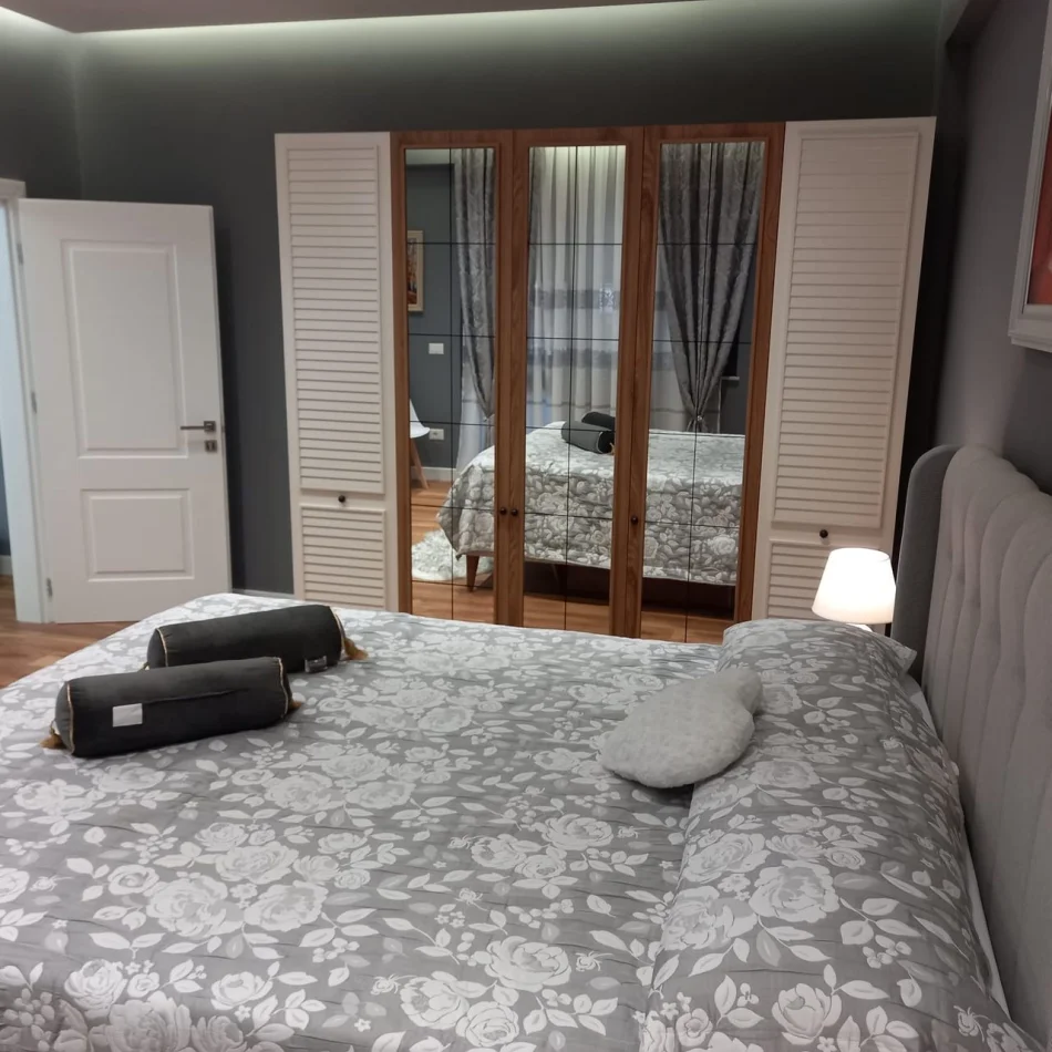 Tirane, jepet me qera apartament 1+1 Kati 4, 70 m² 650 € (Blloku)