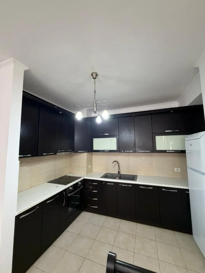 Tirane, jepet me qera apartament 2+1 Kati 4, 100 m² 450 € (Astir)